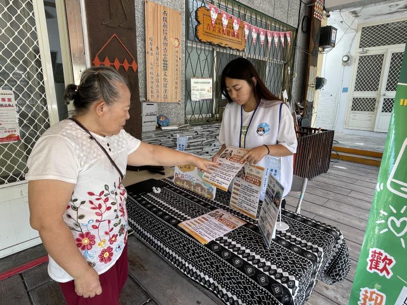 信義DOC辦理「親子手機防護」行動諮詢櫃台，讓親子、祖孫認識手機防護的重要性。數位幫手現場示範家長監護功能、APP安全使用等功能，讓親子、祖孫共同學習正確的數位使用觀念。活動不僅提升長者的防護意識，也讓孩子了解安全上網的重要性，營造健康安心