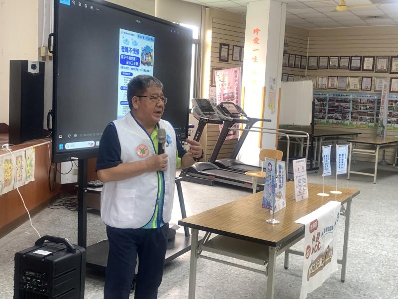 南投縣魚池DOC透過教育部樂齡中心課程休息時間，特別在教室進行快閃式「親子手機防護」主題宣導，透過「爸媽不慌張，親子手機防護安心三步驟」海報，告知台下的銀髮長者回家告知下一代兒女重視孩童手機使用超時問題外，另外針對教育部推動的「親子手機防護