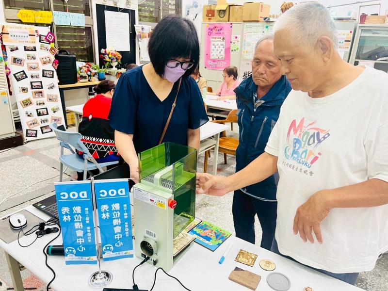 秀林數位機會中心於在地社區據點開設雷雕課程。讓長輩除了可以動手繪製圖案之外，更能夠親自上機操作數位工藝的雷雕機，體驗數位與藝術結合的魅力。