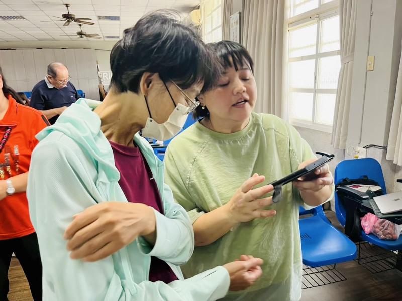 為強化彰雲嘉數位機會中心（DOC）第一線服務量能，並協助執行祕書與生態系種子志工在行動服務中更有效率地指導民眾，本年度特規劃「行動諮詢 i 櫃檯」示範場教學，於5月27日在鹿滿DOC、6月9日在福興DOC辦理兩場示範活動。
本次示範場活動主