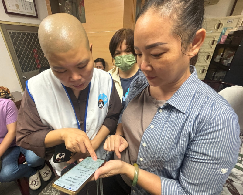 新住民學員們圍繞在被稱作「數位能力師父」的講師身旁，專注聆聽與實際操作 AI MV 的創作流程。講師細心指引每一個步驟，從歌詞輸入到影像風格設定，都以簡單易懂的方式帶著學員一步步完成。透過「愛你在心裡口難開」AI音樂創作的主題，新住民夥伴將