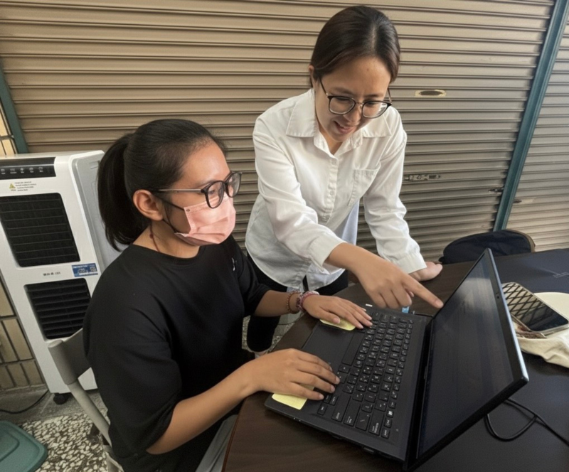 社區青年透過 AI 工具練習設計原民旅遊行程，從實作中學習如何判讀數位化內容是否尊重文化脈絡。講師帶領大家辨識 AI 在文化細節上的偏差，並強調文化詮釋權與社會責任的重要性。透過分析、討論與調整，學員逐步掌握如何運用科技創造兼具文化價值與在