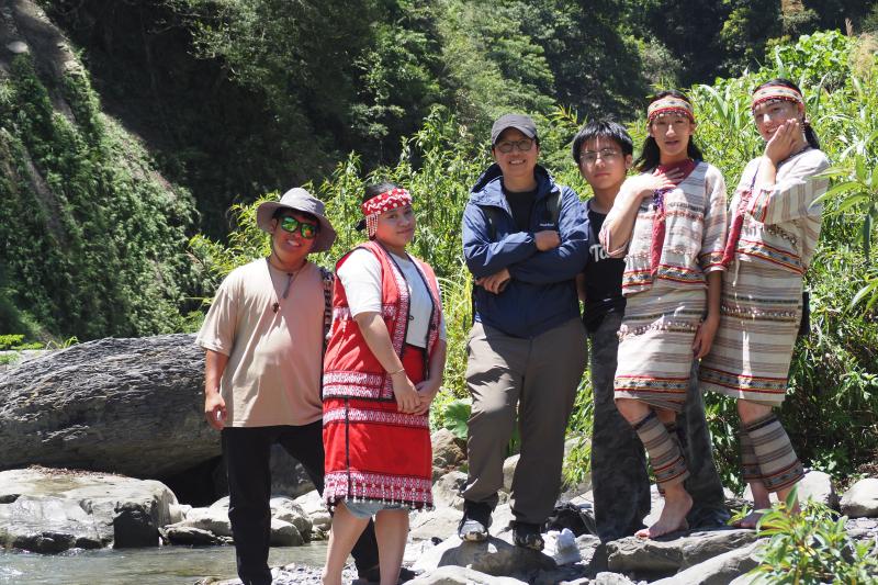 拍攝地點 : 清泉部落
在數位攝影課程王竹君老師的帶領下，清泉部落的泰雅青年穿著傳統服飾，一起學習用手機鏡頭捕捉在自然場景下的人物。