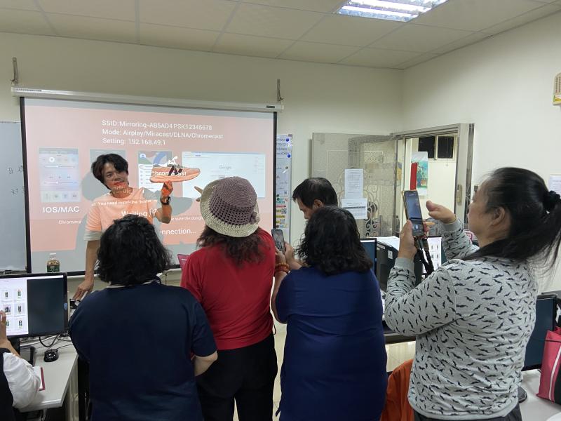 拍攝地點 : 通霄 DOC 教室
講師帶領生活化的AI課程，讓一雙運動鞋也可以透過智慧鏡頭查個分明，學員都感到十分新奇。
