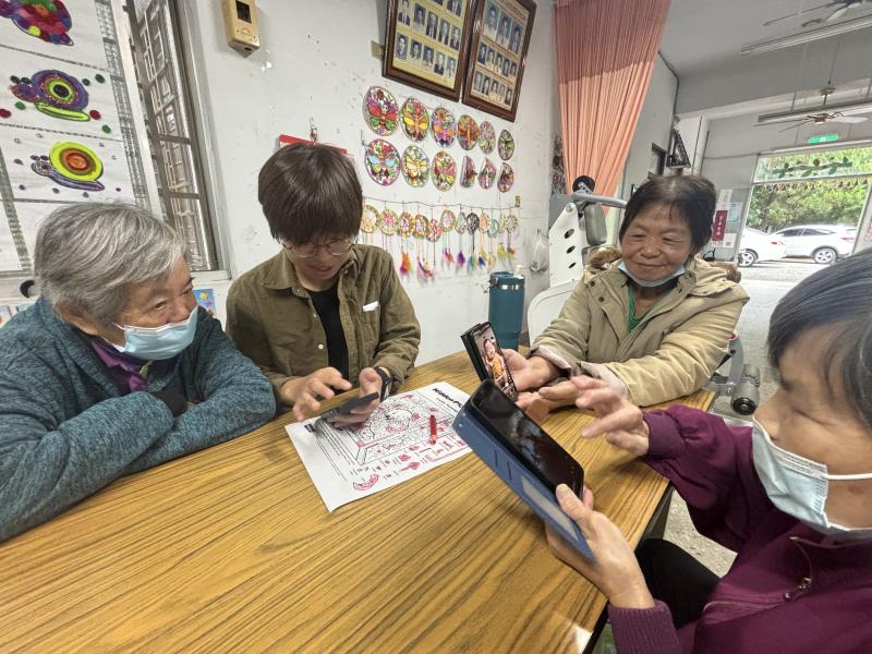 從一張褪色的老照片開始。銀髮學員把它放入AI照片修復軟體，原本灰白的色塊慢慢亮起，彷彿沉睡多年的時光正被輕輕喚醒。隨著色彩一點點回到影像裡，那些深藏心底的記憶也悄悄浮出來。有人在看到年輕的自己時忍不住笑了；有人盯著久違的親人，沉默了好一會兒