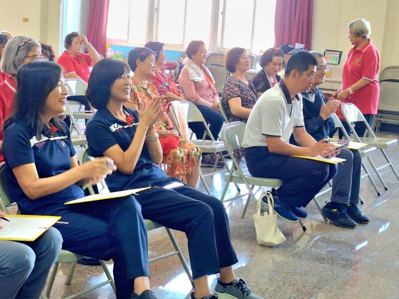 農村魅力活力舞蹈把氣氛嗨到最高點。