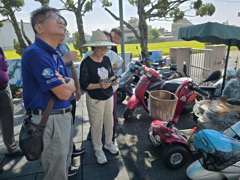 學員使用空拍機搖控器進行試飛演練
