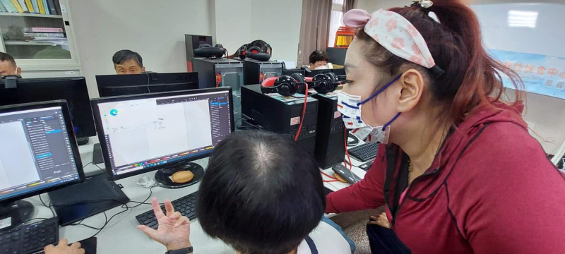 講師指導雷雕前的蝴蝶圖像製作