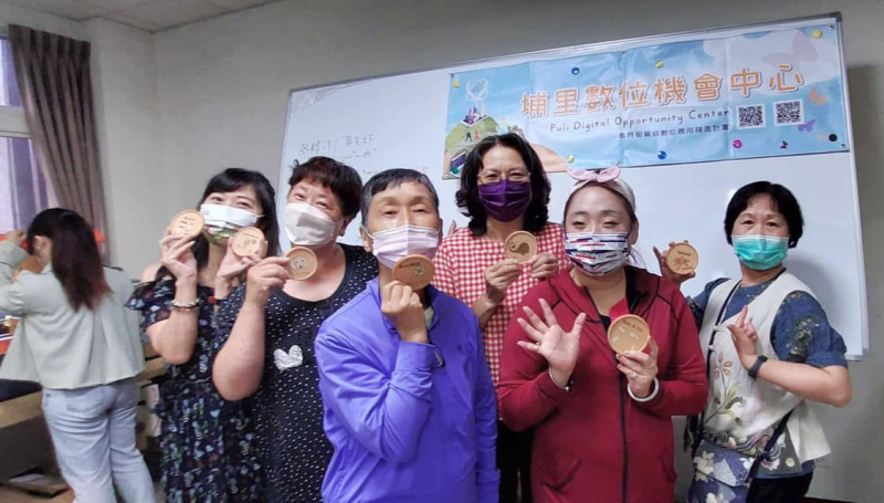 學員完成作品後與講師合影