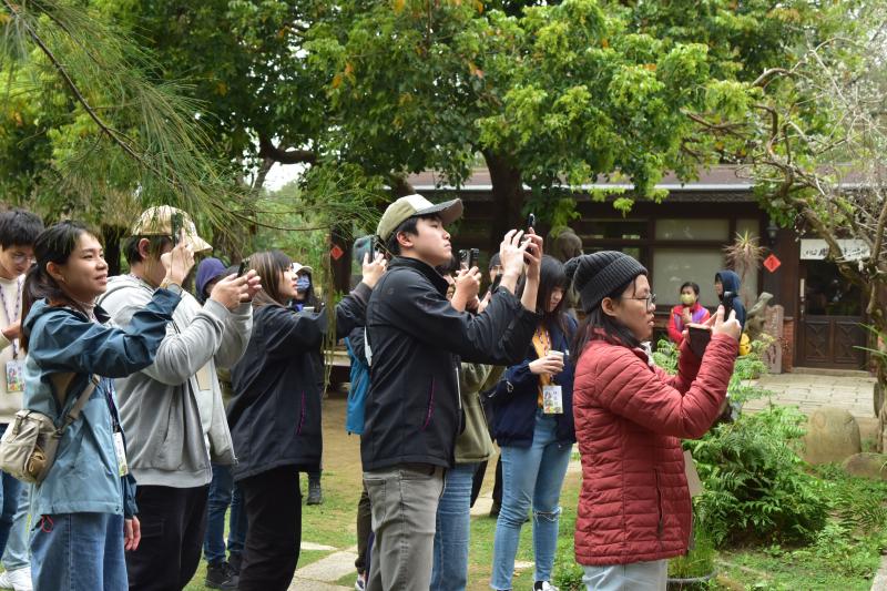 拍攝地點：苑裡心雕居 / 苑裡 DOC
 
《DOC 志工小旅行》的志工們正專注舉起手機，沉浸在 AR 實境解謎遊戲。跟著線索在虛實間探索，認識地方故事。