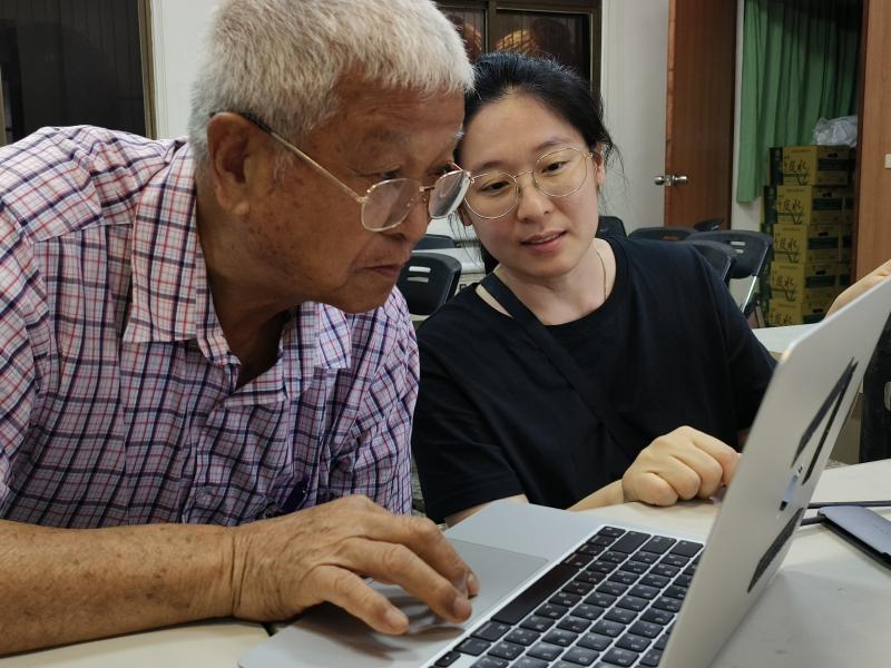 拍攝地點：苑裡慈和宮 / 苑裡 DOC
 
苑裡的耆老坤山老師，年逾八十仍持續學習，首次使用 Mac ，專注講解慈和宮的文史資料。
