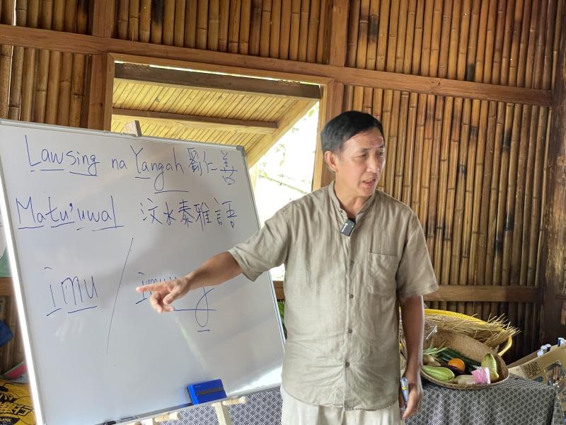 拍攝地點：泰安 DOC / 泰安 DOC
 
泰安 DOC《竹苗直播線上看》課程邀請劉仁善老師，透過部落原生植物教學，生動教授瀕危的泰雅汶水語，並與清安國小學生互動，讓部落智慧在笑聲中被延續。