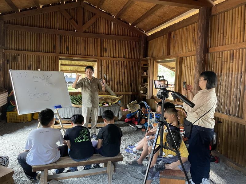 拍攝地點：泰安 DOC / 泰安 DOC
 
清安小學的孩子在傳統竹屋學習泰雅方言，透過直播放送，讓文化學習傳播的更廣、更遠。