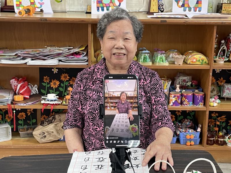 拍攝地點：象山巷弄關懷據點 / 頭屋 DOC
 
鳳嬌阿姨透過直播分享自己從不識字到能讀能寫的學習旅程，並用書法寫下最動人的成就與勇氣。