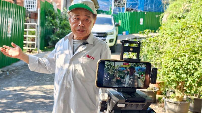 鍾家伙房管理人說明鍾家歷史。