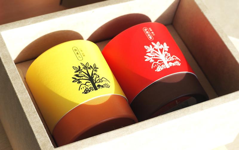 禮盒提袋與兩小罐裝的杭菊茶和紅茶搭配一杯菊花茶