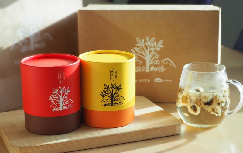 禮盒提袋與禮盒皆是紙材質，並有白色線條的logo在上