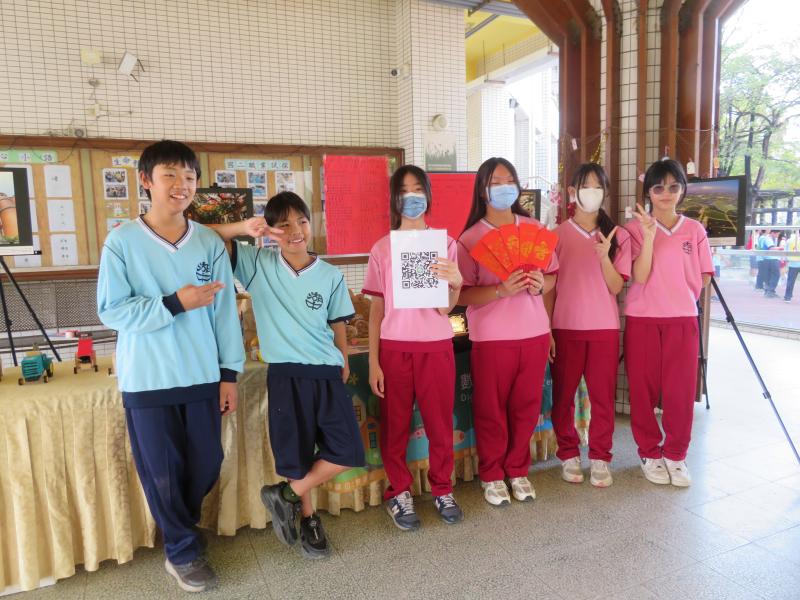 湖內國中學生在湖內數位機會中心攤位前合照