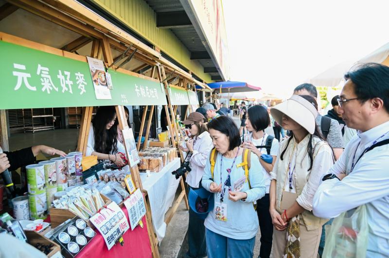 廠外同步展開《 DOC 小市集》,來自苗栗各地的 DOC 職人、小農擺攤設攤,志工們品嚐當季滋味,與農友交流產地故事