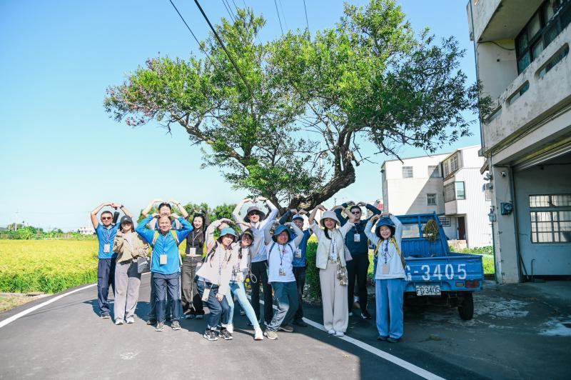 志工走入田間協助採收、親探杭菊烘焙現場,漫步於車站歷史街區與農村田園圳水聲之間,體會客庄的節氣韻律與文化氣息,不只是勞動體驗,更是一場貼近地方脈動的深度行走。