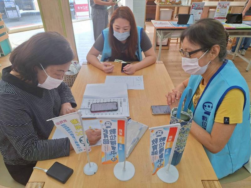 潮州DOC潮庄文教協會 #社區行動諮詢服務時段 小心詐騙 安全上網 保護個資 防詐提醒 網路識讀 1150319弘道基金會潮州社區中心服務照片