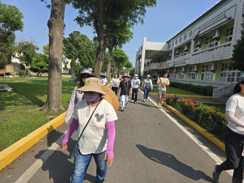 學員校園內健走完成2公里目表。