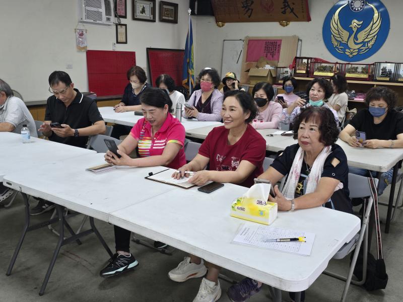 學員仔細聆聽老師的授課內容。