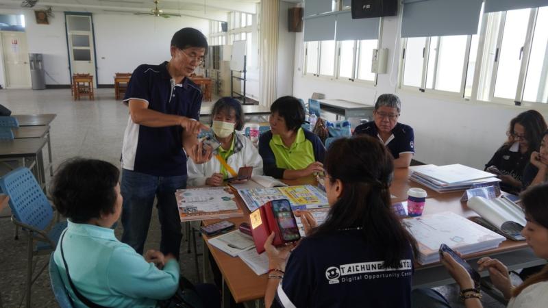 今年的「行動諮詢櫃台」培力課程全面升級，聚焦於六大數位主題的實戰操作。活動現場，學員們不只是聽講，更拿起手機進行深入的情境模擬。每一位執行秘書都化身為「數位醫師」，針對長輩在數位生活中最常遇到的疑難雜症進行診斷，培訓範疇精確對準了數位保健、