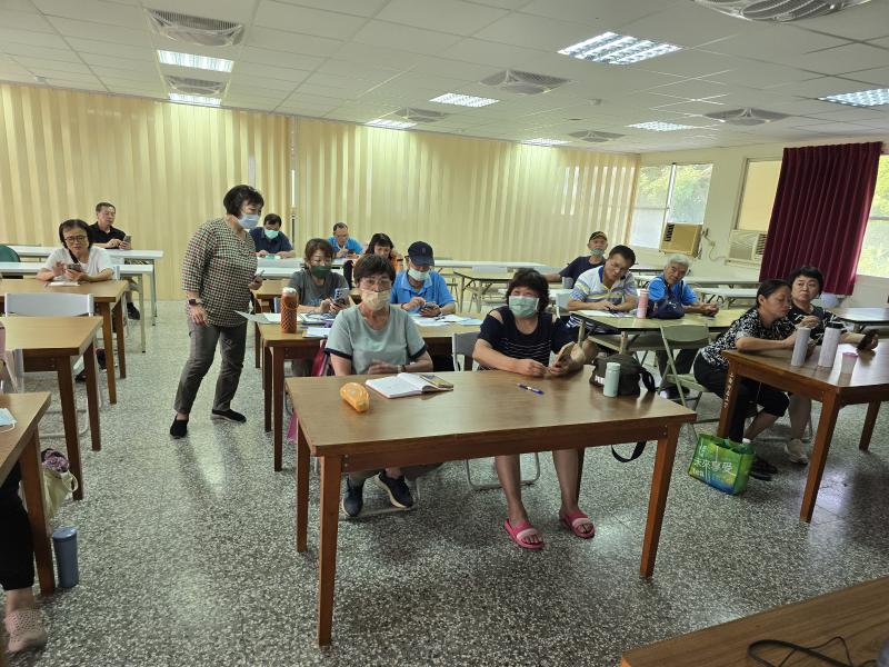 學員觀看自己就醫紀錄。