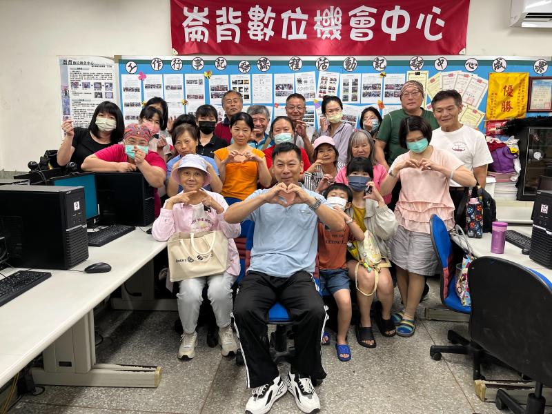 課後學員與老師合影。