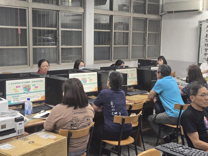 透過這樣課堂宣傳、圖文並茂的互動模式，不僅能迅速凝聚台下學員的注意力，更讓大家在學習各項實用數位工具前，就先建立起正確、安全的網路使用觀念，讓每位來到DOC的學員都能在多變的網路世界裡「安心用、放心學」！