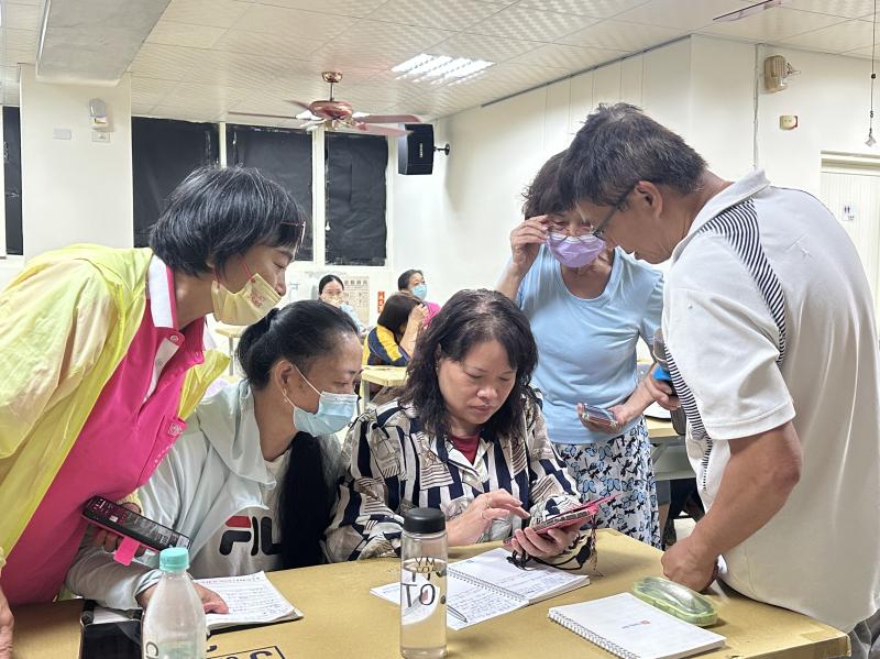 老師協助討論