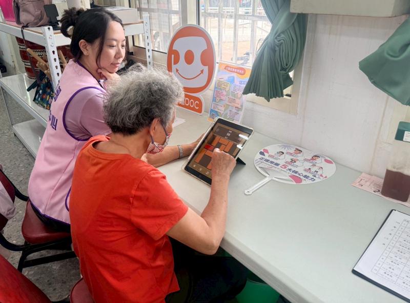 不只資安宣導，行動諮詢時也協助民眾、長輩解決數位相關問題。 另外也提供平板，讓長輩使用App與不同的平板功能。