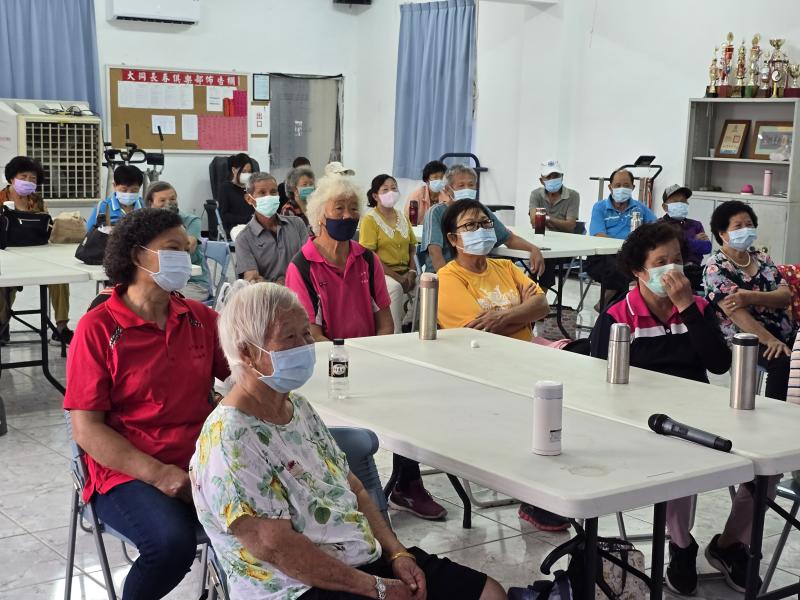 參加活動人員仔細聆聽防詐內容。