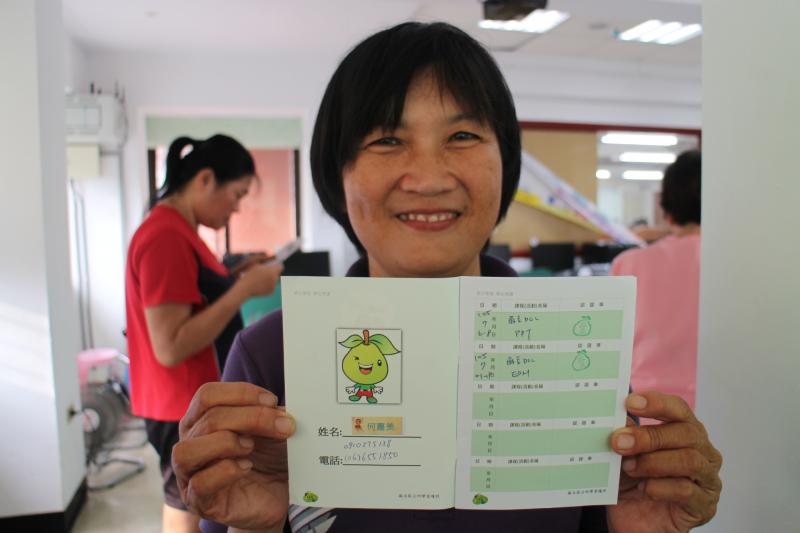 學員嘉美與秀出學習護照