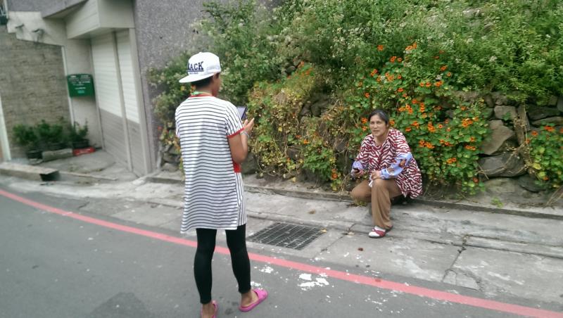 學員利用手機照相功能練習拍照