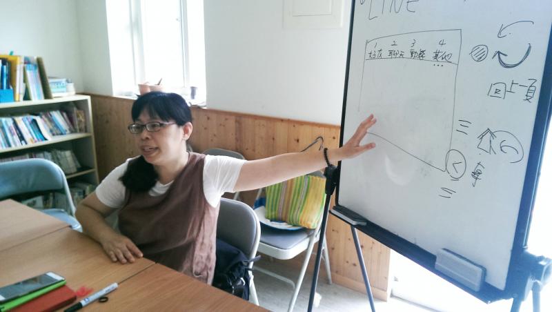 老師透過繪畫介紹LINE的應用與學習