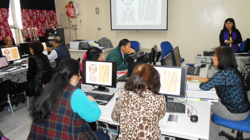 學員們在電腦前認真聆聽思考