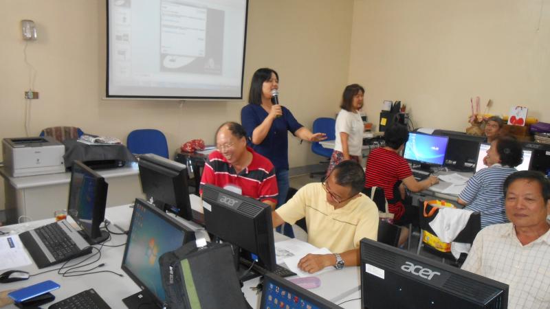 老師教導數位樂活，更普及資訊的力量