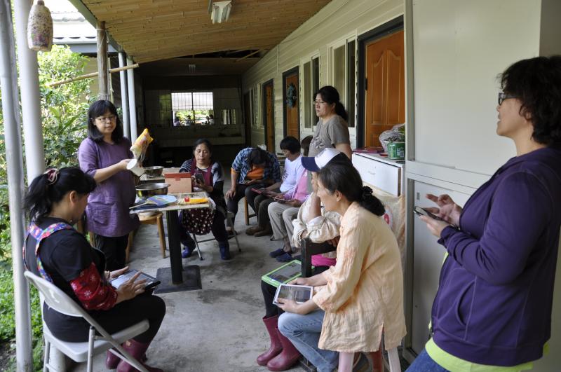 學員仔細聽著老師的說明，跟著一步一步操作。