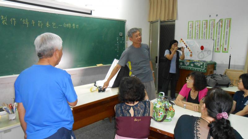 老師教導實學員際演練了解光線對人物、商品攝影所帶來的不同感受。