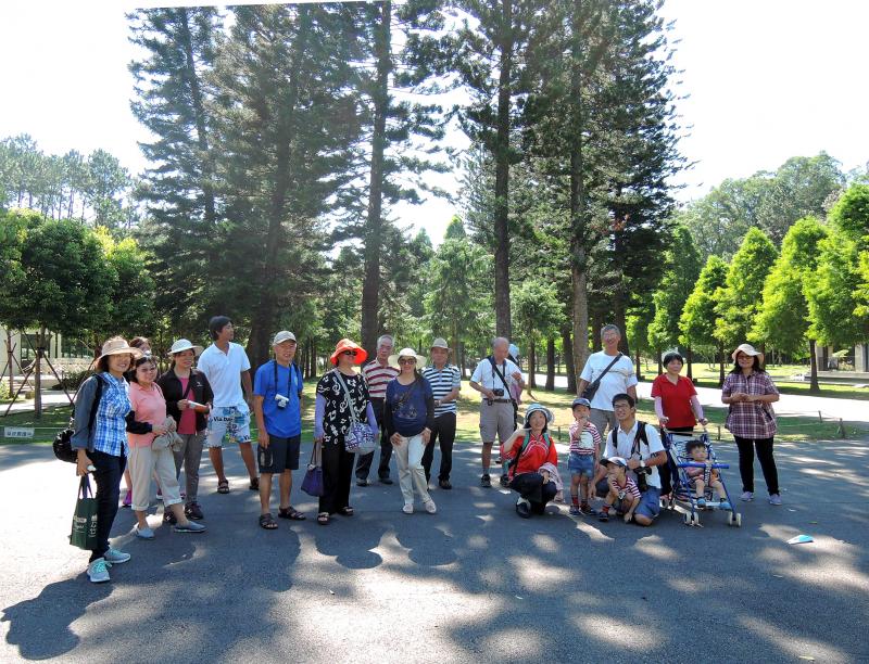 學員們在戶外拍攝後一起大合照