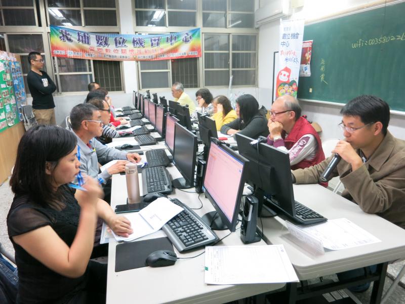 學員們在電腦前專注地操作Google試算表的應用能力