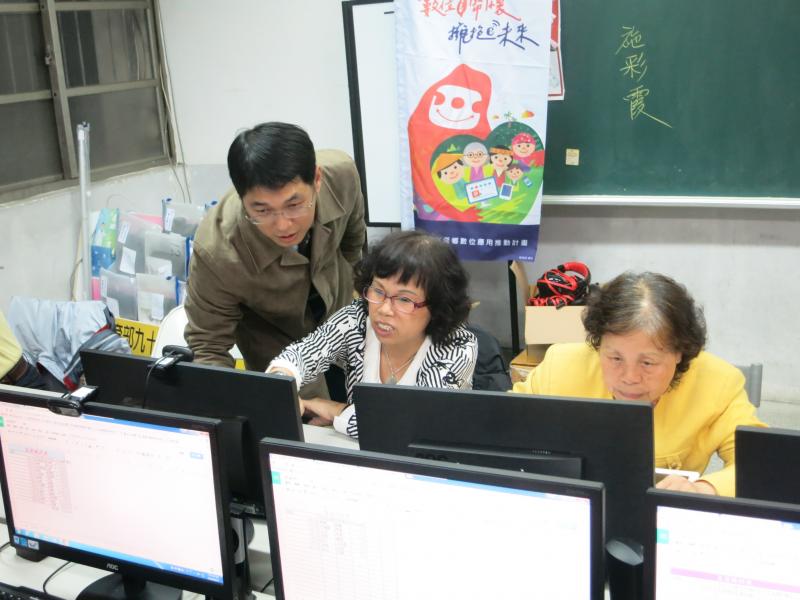 老師指導不熟操作的學員