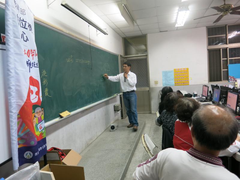 老師在台前講解財務紀錄的結構