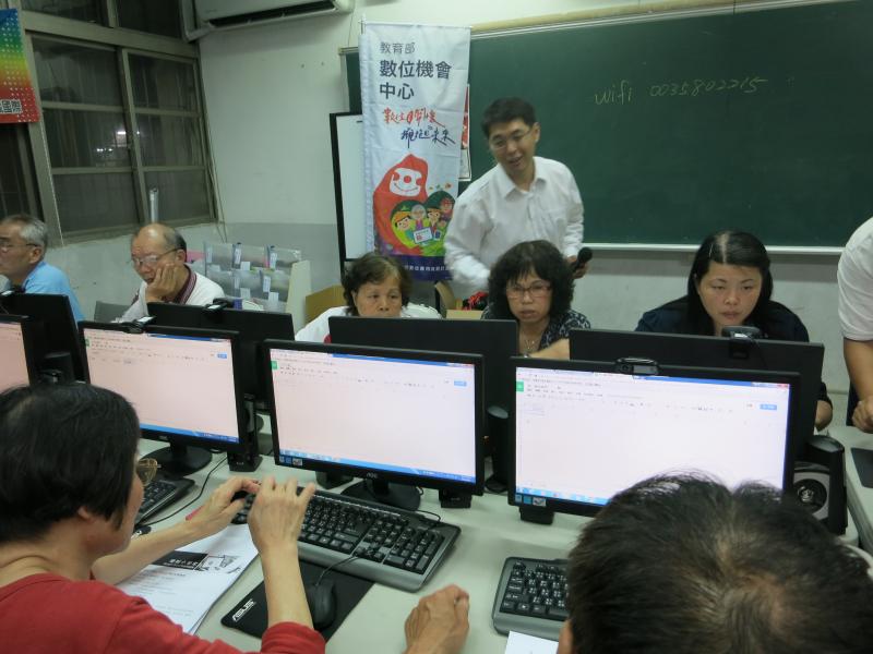 學員們實際操作Google所提供的免費試算表功能