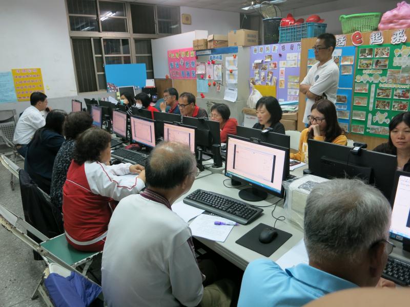 老師巡視學員們操作的情形