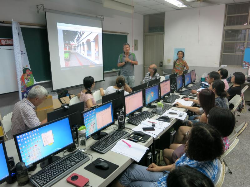 老師在台前介紹基礎攝影