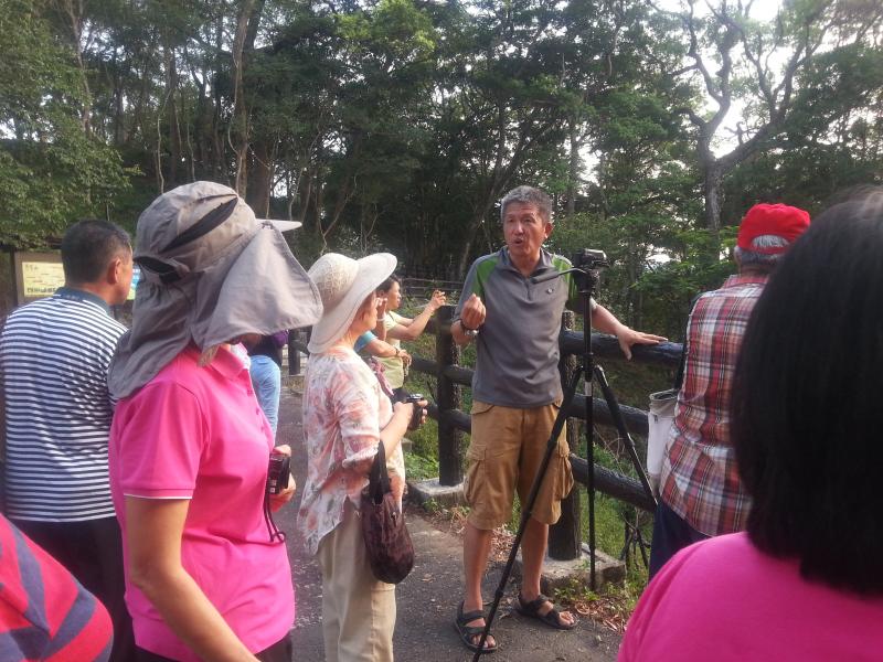 老師在戶外用腳架拍攝，教導學員們拍攝的技巧