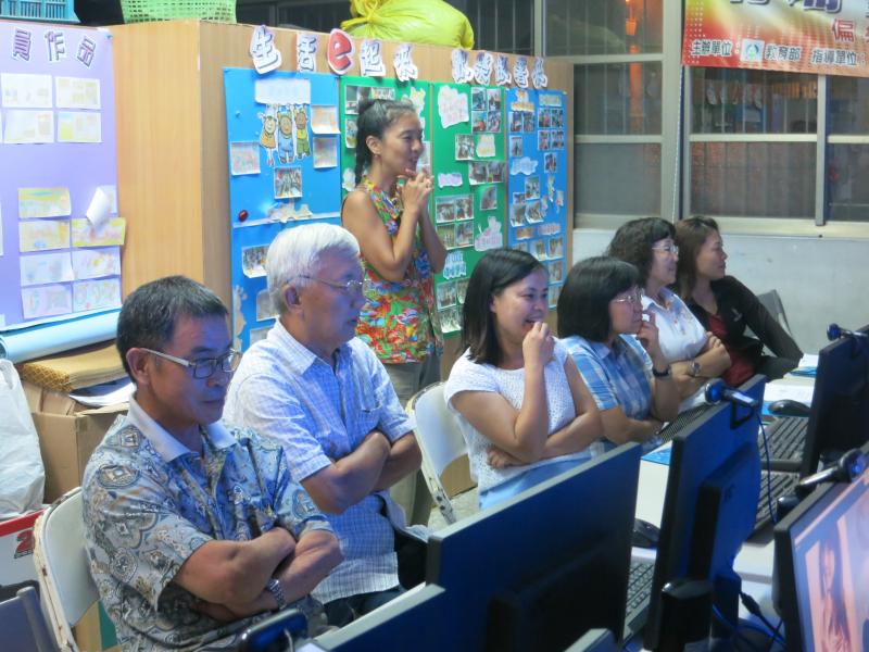 學員們在電腦螢幕前專心觀看及思考